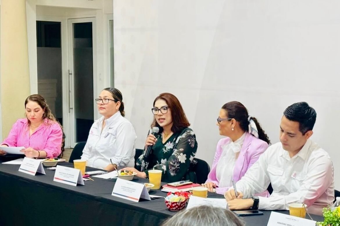 Mesa de trabajo durante la firma de la carta compromiso entre CANACINTRA Hermosillo y la Secretaría de las Mujeres de Sonora