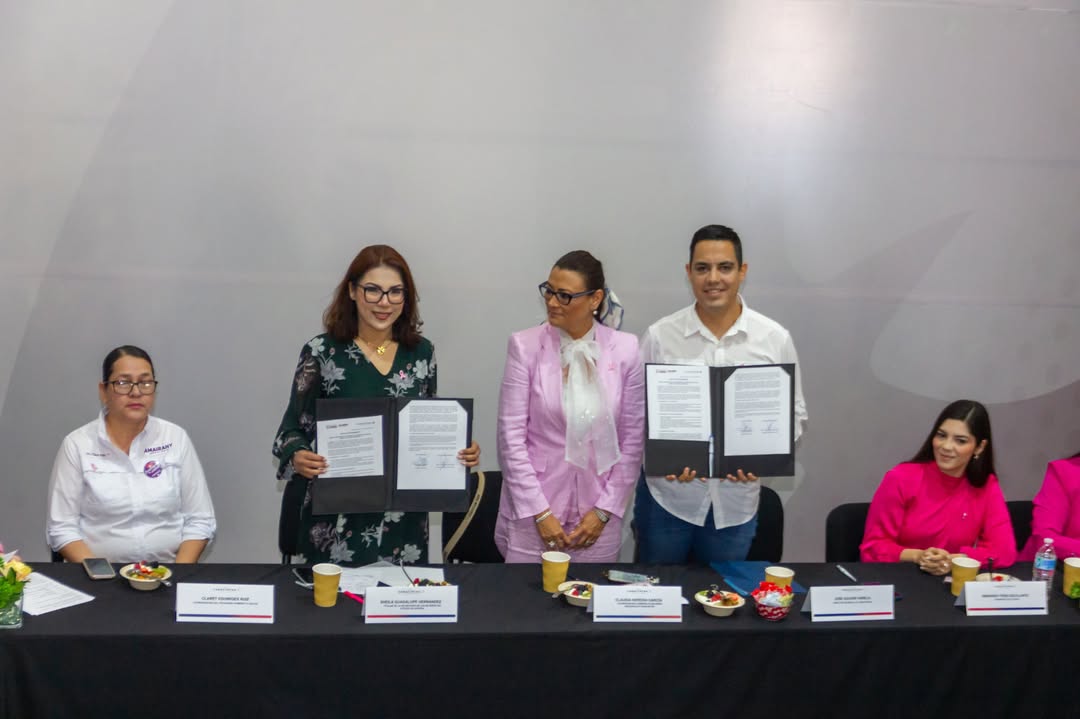 Firmantes muestran la carta compromiso entre CANACINTRA Hermosillo y la Secretaría de las Mujeres de Sonora