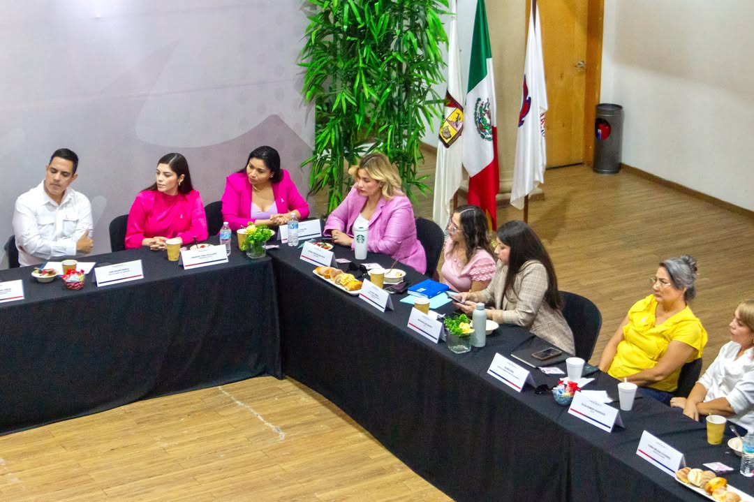 Asistentes a la firma de la carta compromiso y a la plática “Primero tu salud”