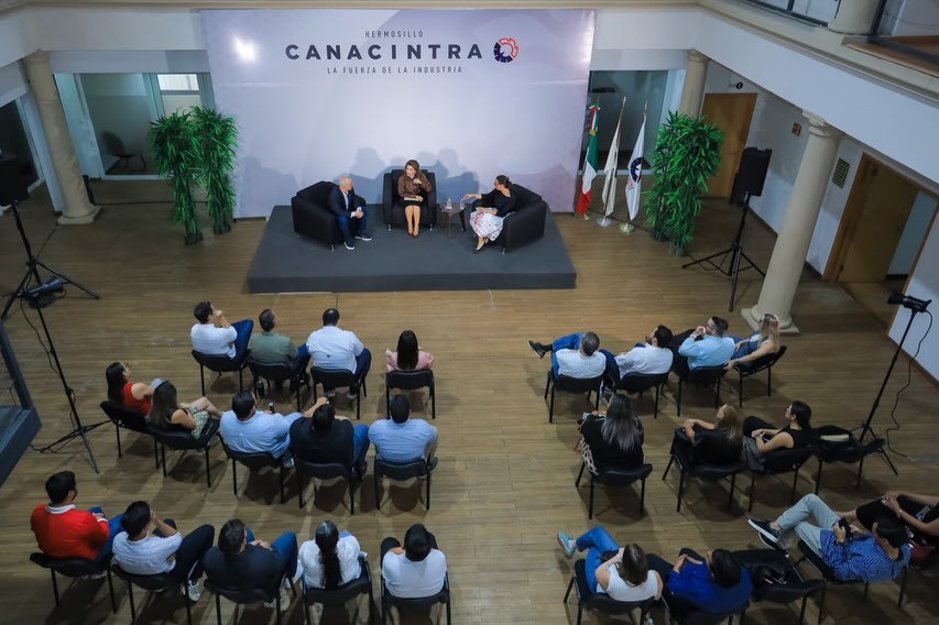 Empresarias y empresarios durante la sesión en CANACINTRA Hermosillo