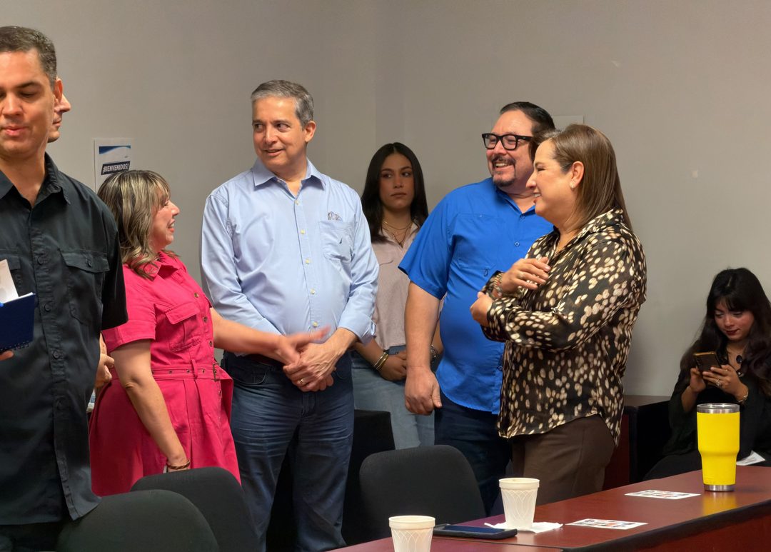 Participantes conversan durante la reunión informativa con Inspección y Vigilancia