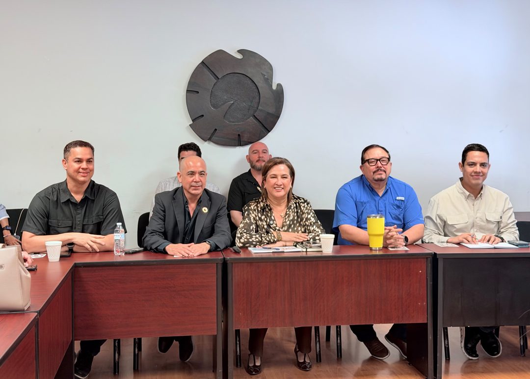 Mesa principal de la reunión informativa con Inspección y Vigilancia en CANACINTRA Hermosillo