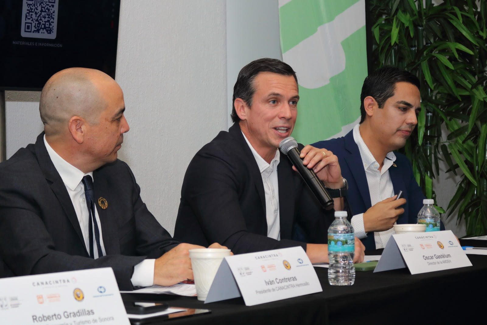 Autoridades estatales y municipales en el presídium